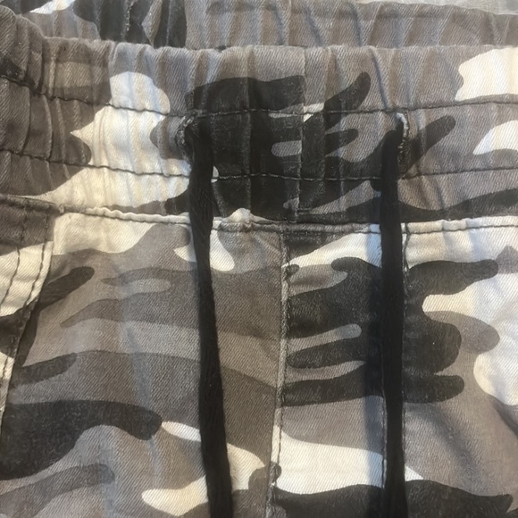 the camo cargos are really in style nowdays for the teenagers - Picture 4 of 4